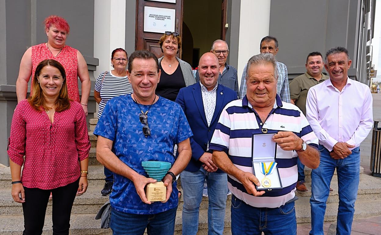 Paco y Guille lucen sus premios