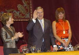 La secretaria general del Pleno, Ana María Echeandía, y la concejala Isabel Mena flanquean a Jerónimo Saavedra el día que tomó posesión como alcalde de la ciudad.