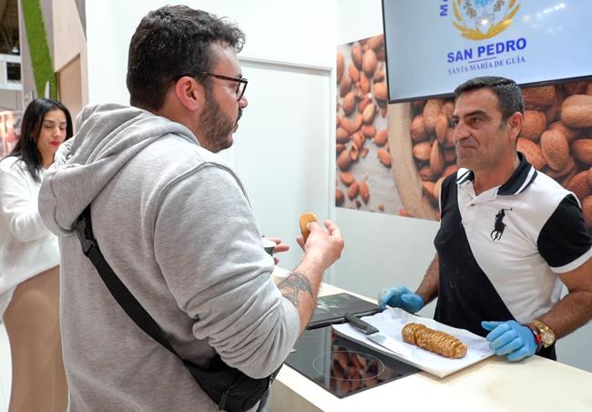 Algunos asistentes a la feria probaron por primera vez una pella de gofio.