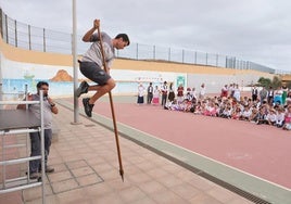 Salto con lata en un centro escolar con motivo del Día de Canarias.