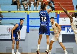 Thomasson tira de tres durante el partido de este sábado ante PAOK.