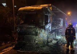 Se incendia en Firgas un camión de 12 metros cargado de agua en la GC-300