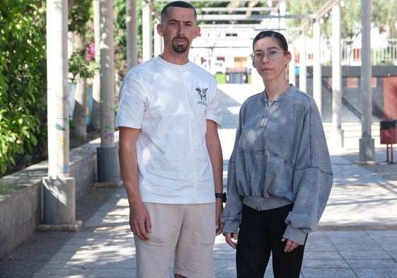 Violeta, hija de la mujer fallecida tras tres meses de diagnósticos médicos erróneos, con su hermano.