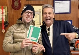 En la imagen, el cantante Quevedo junto al director de la autoescuela, Rafael Lozano.