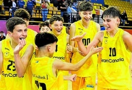 Los jugadores del conjunto infantil del Club Baloncesto Gran Canaria festejan el triunfo en el Centro Insular de Deportes.