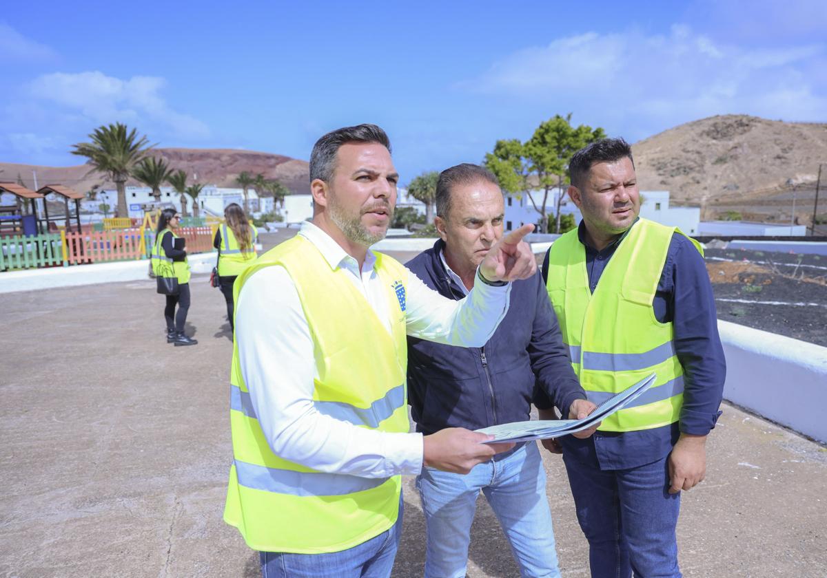 Autoridades supervisando las ejecución en el primer día de actividad.