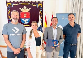 El alcalde de Arrecife y la concejala de Turismo, en la Alcaldía con Semi Gil, codirector de Arrecife en Vivo junto a Tirso Blancas, de la productora Hsmith Solutions.