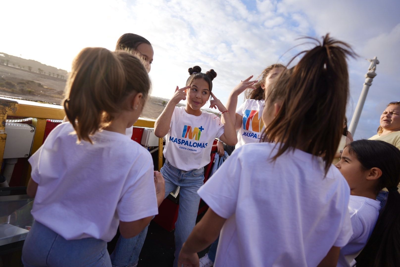 Las calles del sur reciben con alegría al desfile anunciador del carnaval de Maspalomas 2025