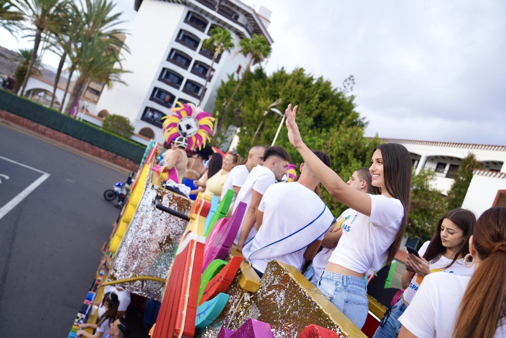 Las calles del sur reciben con alegría al desfile anunciador del carnaval de Maspalomas 2025