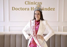Sarina Hernández Suárez, con su corona de reina en un rincón de su clínica en Telde.