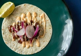 Tacos de aguja ibérica con salsa teriyaki y de ostras, mayonesa de chilli dulce y lima