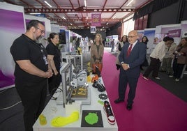 Antonio Morales durante su recorrido por los estands de la feria.