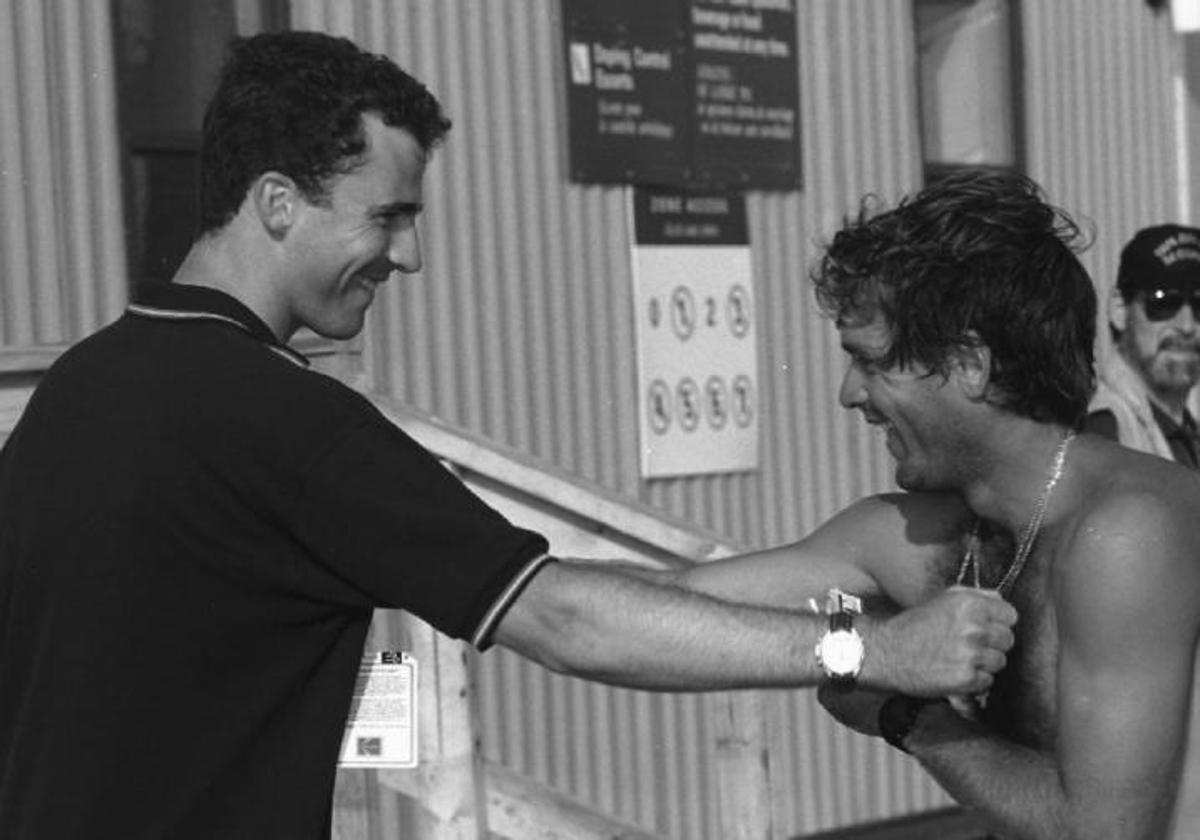 Imagen de Felipe de Borbón, entonces Príncipe de Asturias, bromeando con el regatista grancanario Fernano León, poco antes de que el grancanario asaltara el oro en los Juegos de Atlanta 96.
