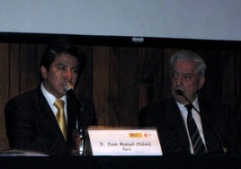 Mario Vargas Llosa, con Juan Manuel Chávez en una presentación.