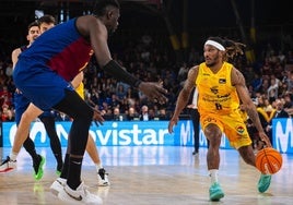 Albicy intenta progresar en la zona blaugrana.