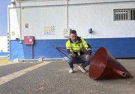 Jacobo Medina junto a una de las piezas caídas.