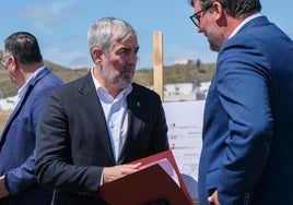 Fernando Clavijo en su visita al municipio de San Bartolomé.