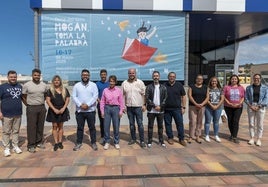 Foto de familia tras la presentación de la feria.