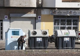 Contenedores para residuos urbanos en un barrio de Arrecife.