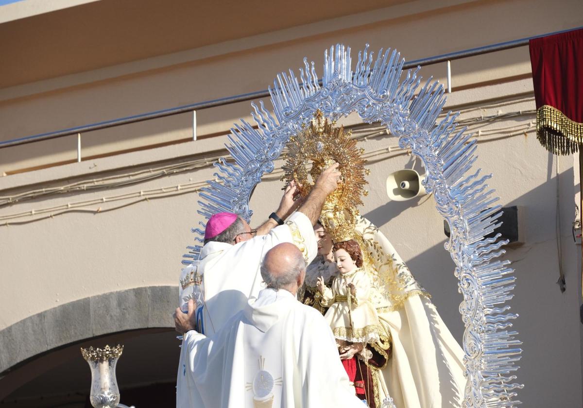 Momento en el que el obispo José Mazuelos corona a la imagen isletera.