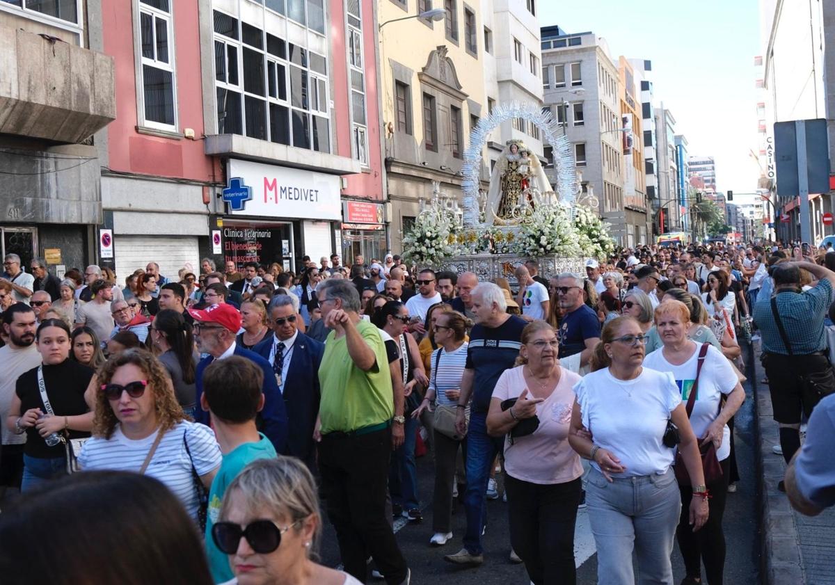 Imagen principal - La imagen en procesión cargada por sus costaleros.
