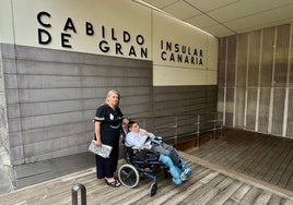 María Dolores Pérez con su hijo Nelson ante la Casa Palacio del Cabildo de Gran Canaria.