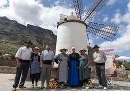 Foto de familia tras la presentación.