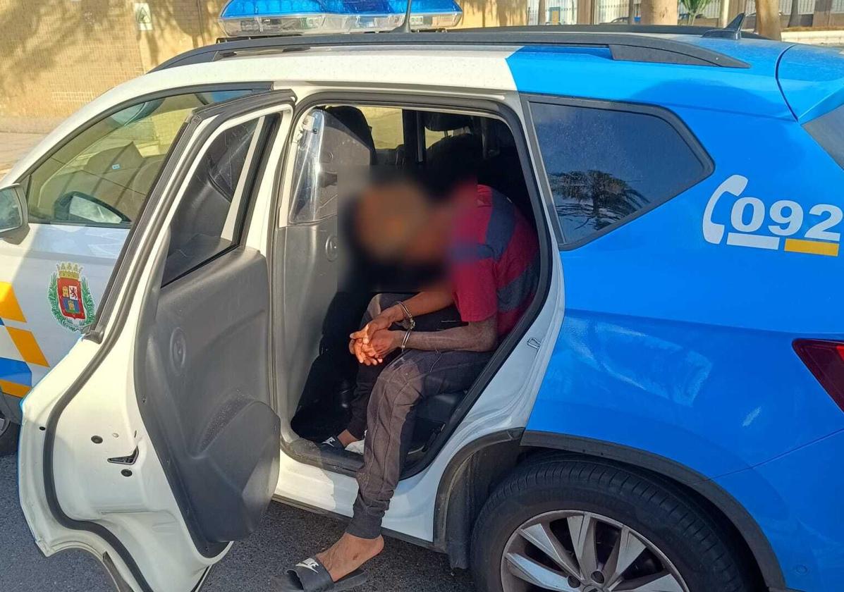 Amenazó, botella en mano, a unos jóvenes: «Si tengo un cuchillo, te apuñalo»