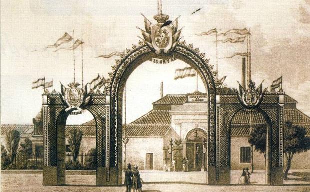 Imagen principal - Arco de entrada de la fábrica 'La Constancia', construido con motivo de una visita de la reina Isabel II. Detalle de la estatua de Heredia en la avenida que lleva su nombre en Málaga. Fotografía de don Manuel Agustín Heredia