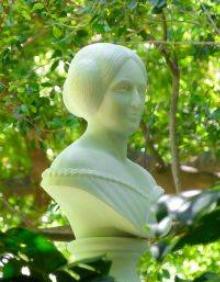 Imagen secundaria 2 - Arriba, imagen actual de la residencia principal de la finca, donde vivieron los Loring Heredia. Abajo, a la izquierda, el templete de la finca. Al lado, busto de Amalia en los jardines