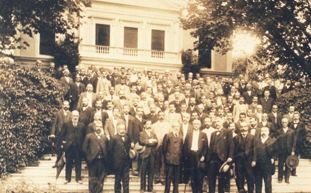 Imagen principal - Arriba, el yerno de Amalia, Francisco Silvela (en el centro), durante un encuentro de autoridades en La Concepción. Abajo, a la izquierda, retrato de Amalia Heredia Livermore. Al lado, Manuel, su hijo asesinado