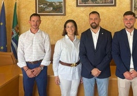 Los ediles del PP, con Margarita Blanco, tras el pleno de investidura de junio de 2023.