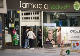 Una farmacia en la calle Héroes de Sostoa, este lunes.