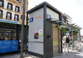 Ascensor del Boulevard, situado frente al quiosco, con la nueva máquina abrepuertas ya instalada.