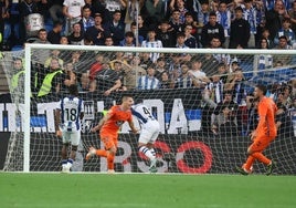 Alfon celebra el gol ante el desánimo de Traoré y Zubimendi, que no pueden evitarlo.