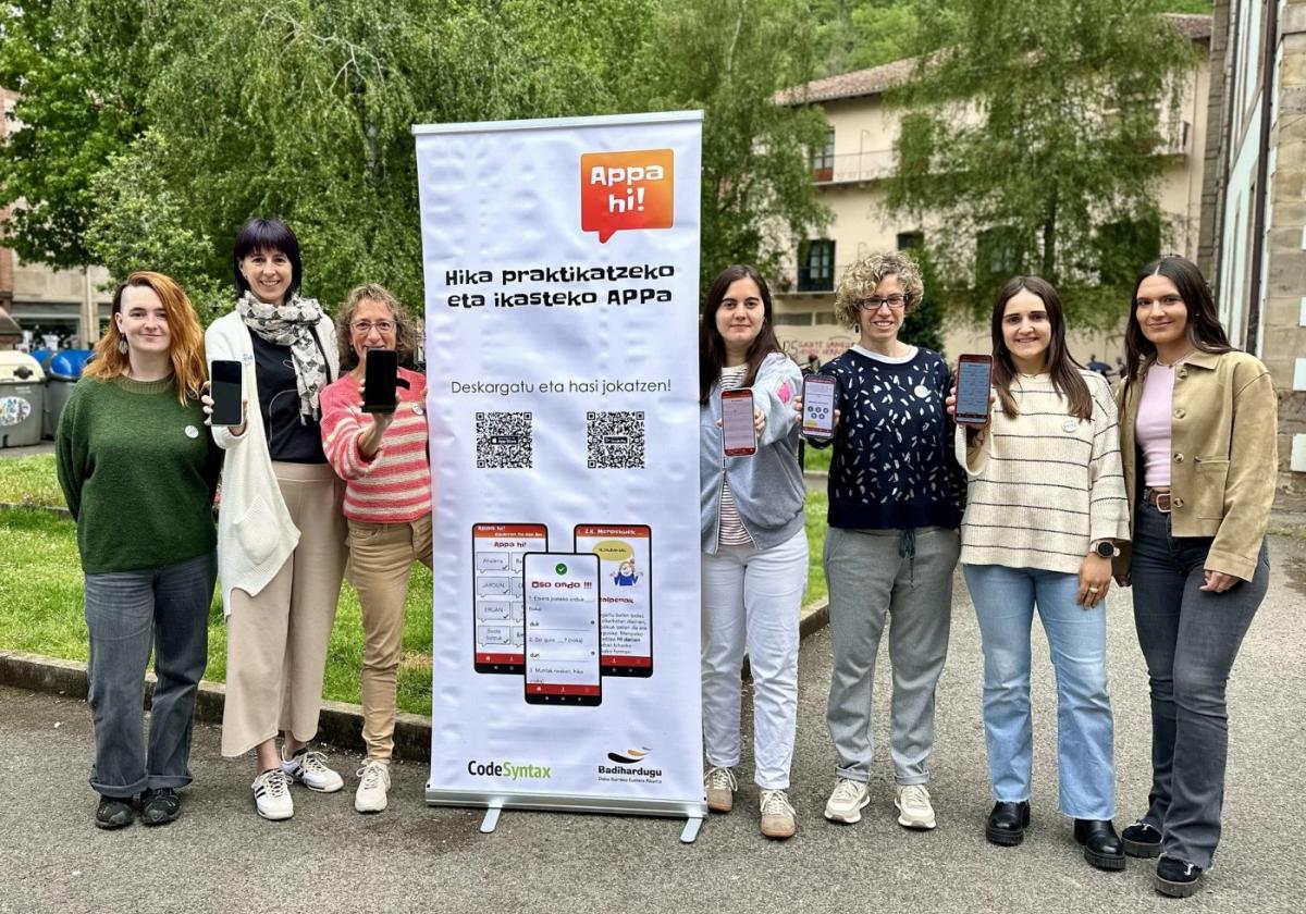 Concejalas, técnicas y colaboradores municipales y de Badihardugu en la presentación de la aplicación.
