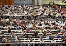 Opositores realizan el examen para una OPE en el BEC de Barakaldo