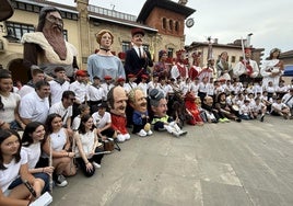 Los protagonistas del arranque festivo posan en la plaza. Las Loinatz Jaiak 2025 ya son una realidad.