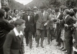 En 1928, el dictador Primo de Rivera, con txapela y bastón, visitó Errenteria, Pasaia y San Sebastián.