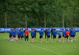 La plantilla del Eibar, antes de un entrenamiento en Atxabalpe.
