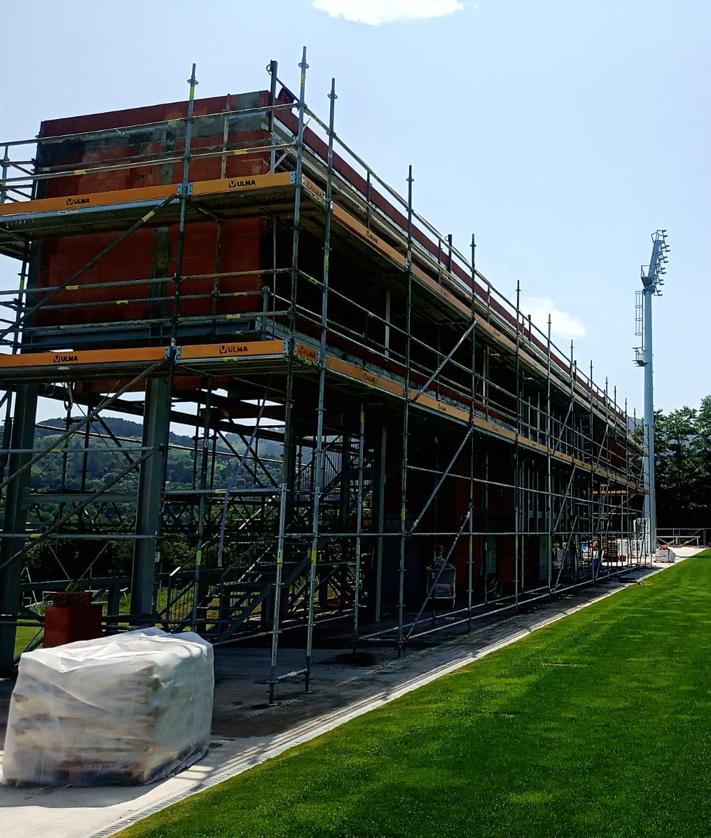Imagen secundaria 2 - Recreación del estadio, vistas de las gradas en obras y puesto para la televisión.