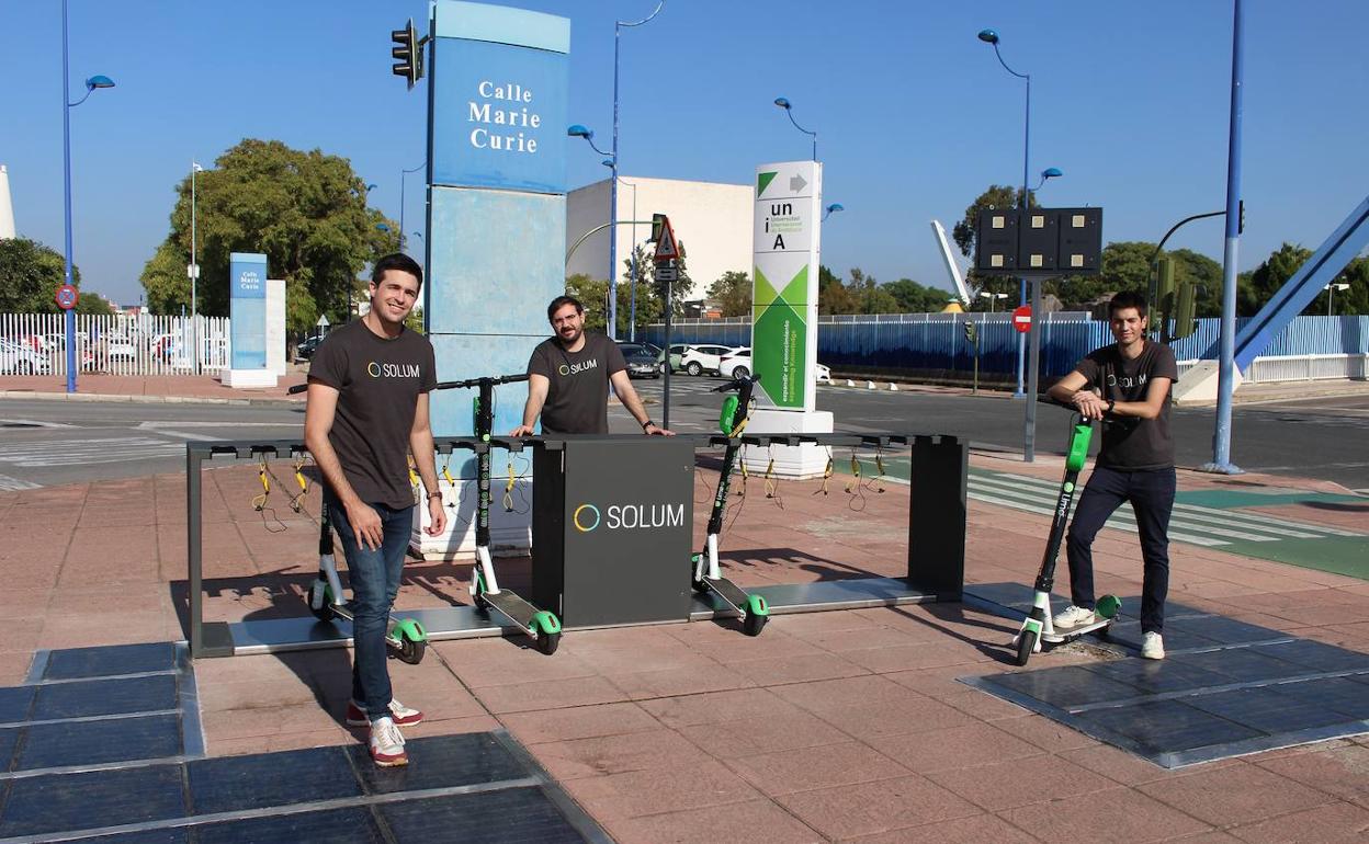 Los fundadores de la 'startup' Solum junto a sus paneles portátiles.