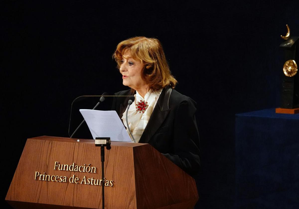 Ana Blandiana: «¿No podríamos salvarnos poniendo la poesía en el lugar del vacío?»