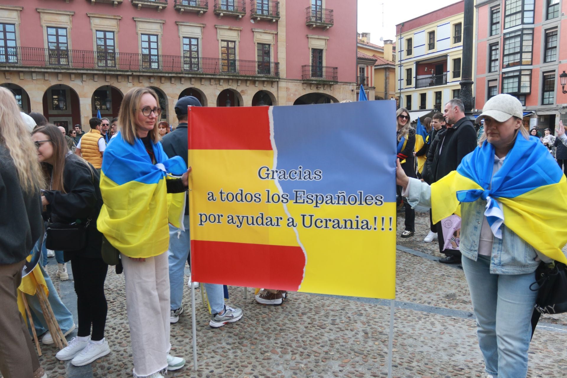 Cientos de ucranianos claman en Gijón por la paz