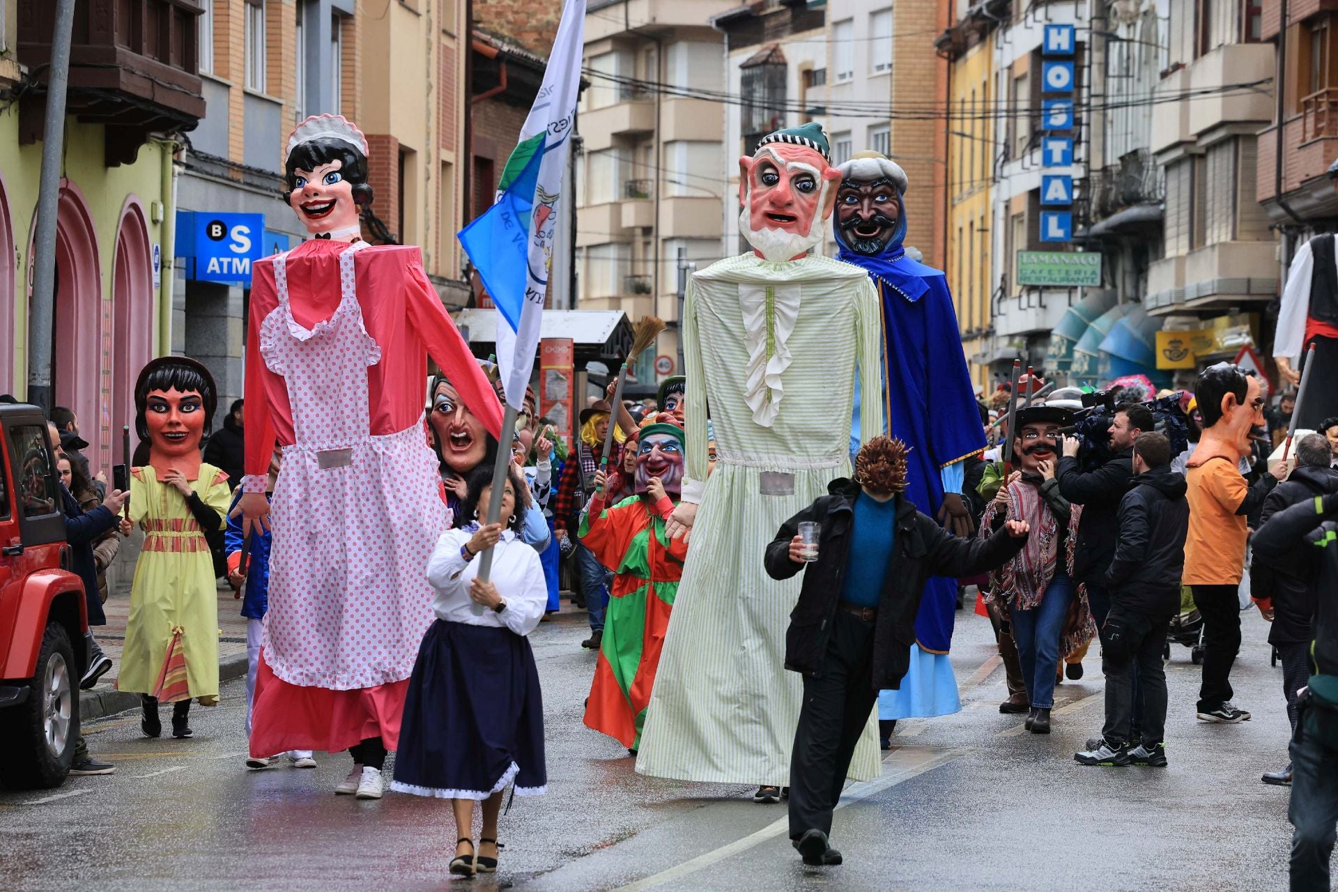 Folixa y desfile en la puesta de largo de La Benéfica de Rodrigo Cuevas