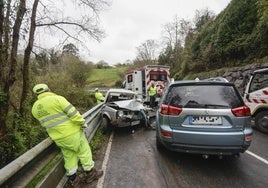 El accidente de la N-632 tuvo lugar en la zona de curvas ubicada en sentido a Villaviciosa tras el cruce de Quintes.