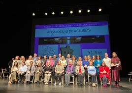 En primera fila, desde la izquierda, Yasmina Triguero (exalcaldesa de Castrillón), Silvia Méndez (Ibias), María Fernández (Langreo), Paz Fernández Felgueroso (Gijón), Carmen Arango (Muros del Nalón), Carmen Arbesú (Langreo), Servanda García (Vegadeo), María del Mar Suárez (Ribera de Arriba), Ángela Vallina (Castrillón) y Ana Vigón (Tapia de Casariego). En la fila de atrás, Cecilia Pérez (presidenta de la FACC), Carmen Barrera (exalcaldesa de Piloña), Ana Díaz (Riosa), Juan Carlos Guerrero (Pravia), Amelia Fernández (Carreño), Begoña Calleja (Vegadeo), Carmen Arias (Proaza), Francisco 'Quico' González (presidente de la asociación del ex alcaldes), Adrián Barbón (Presidente del Principado), Amor Álvarez (Teverga), Juan Cofiño (presidente de la Junta General del Principado), Celia Prieto (Taramundi), Soledad Rodríguez (Illano), Rosa María Rodríguez (Belmonte de Miranda), Alejandra Cuesta (Colunga), Rosario Fernández (Ribadesella), Nélida Barrero (Ibias), Ángel García (alcalde de Siero) y Esther Díaz (Langreo).