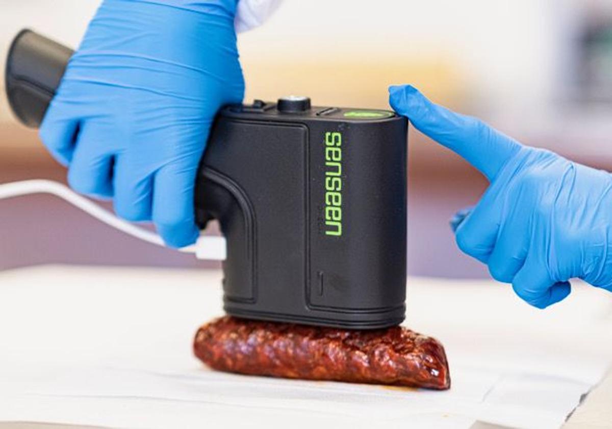 Tecnología de infrarrojo cercano (NIR) para comprobar la maduración de un chorizo en una pyme asturiana.