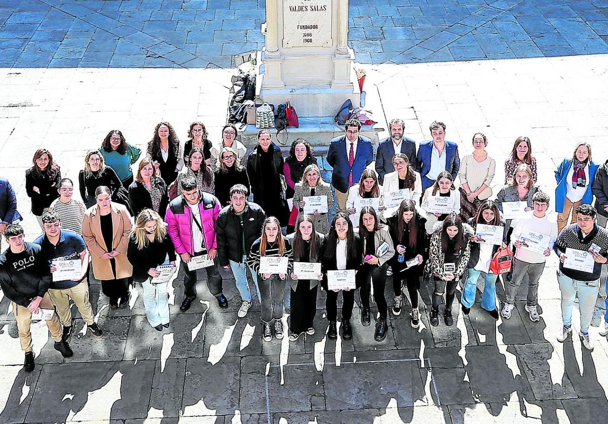 Foto de familia de los participantes de la edición pasada en la categoría de menores de 17 años, con organizadores, patrocinadores y colaboradores.