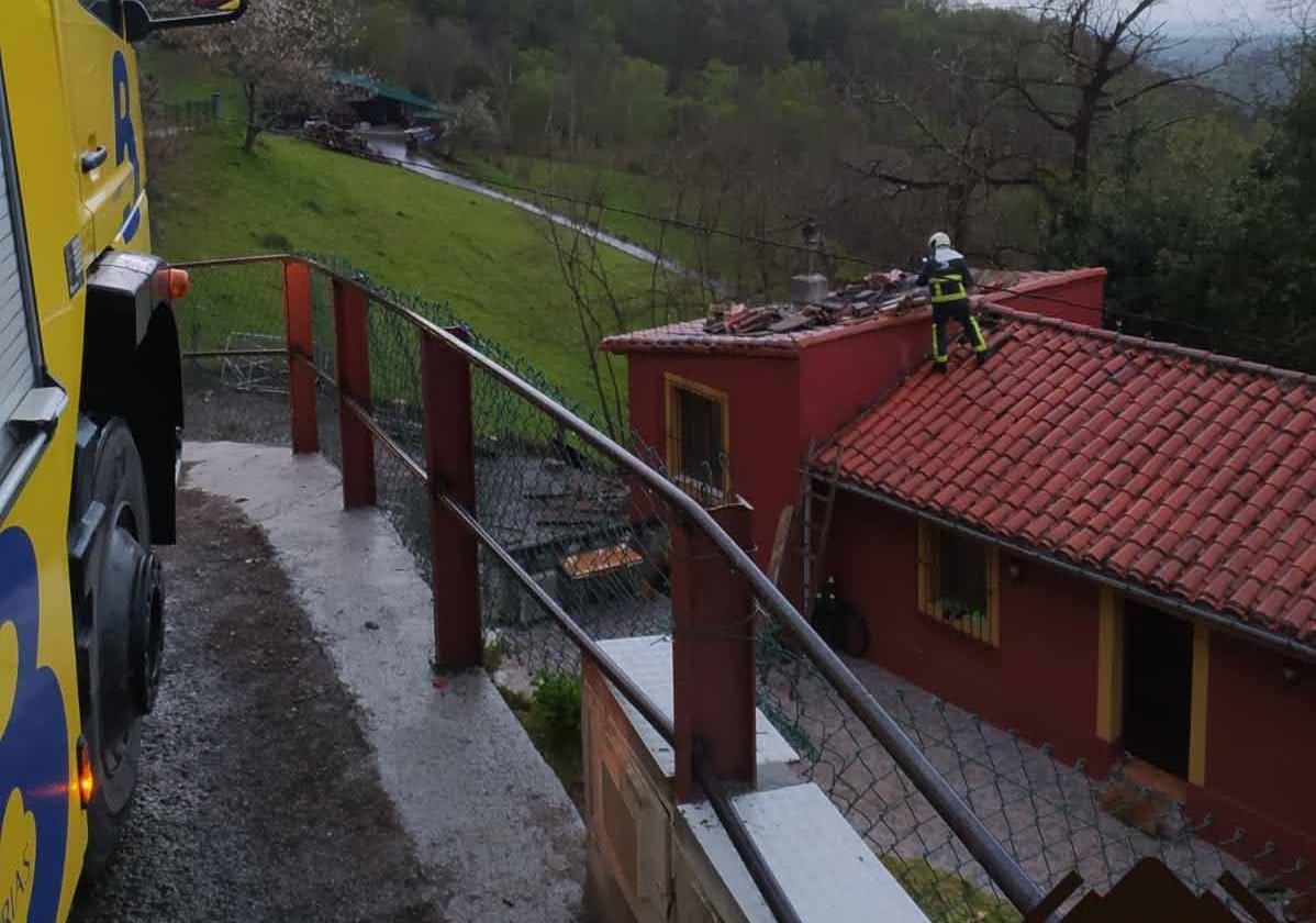 Sofocado un incendio originado en la chimenea de una casa en Colunga